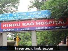 एनडीएमसी के हिंदूराव अस्पताल के रेजिडेंट चिकित्सकों को नहीं मिल रहा वेतन, किया प्रदर्शन एनडीएमसी के हिंदूराव अस्पताल के रेजिडेंट चिकित्सकों को नहीं मिल रहा वेतन, किया प्रदर्शन