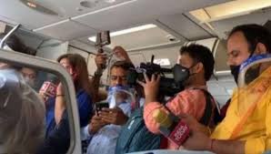 कंगना के साथ फ्लाइट में व्यवहार को लेकर 9 पत्रकारों पर इंडिगो ने लगाया यात्रा प्रतिबंध कंगना के साथ फ्लाइट में व्यवहार को लेकर 9 पत्रकारों पर इंडिगो ने लगाया यात्रा प्रतिबंध