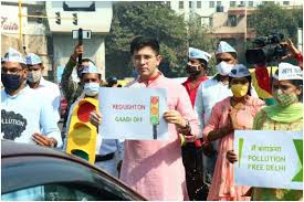 सीएम केजरीवाल की मुहिम का असर रेड लाइट पर लोगों ने बंद की गाड़ियां सीएम केजरीवाल की मुहिम का असर रेड लाइट पर लोगों ने बंद की गाड़ियां