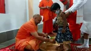 सीएम योगी ने गोरखनाथ मंदिर में किया कन्या पूजन सीएम योगी ने गोरखनाथ मंदिर में किया कन्या पूजन
