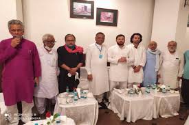 महागठबंधन ने स्वीकारा तेजस्वी यादव का नेतृत्व, लालू ने निभाई अहम भूमिका -वीआईपी के मुकेश साहनी हुए नाराज, कहा कि कहा- मेरी पीठ पर ख़ंजर मारा गया महागठबंधन ने स्वीकारा तेजस्वी यादव का नेतृत्व, लालू ने निभाई अहम भूमिका -वीआईपी के मुकेश साहनी हुए नाराज, कहा कि कहा- मेरी पीठ पर ख़ंजर मारा गया