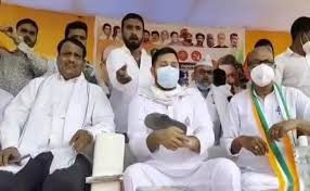 तेजस्वी यादव पर जनसभा में फेंकी गयीं दो चप्पलें तेजस्वी यादव पर जनसभा में फेंकी गयीं दो चप्पलें