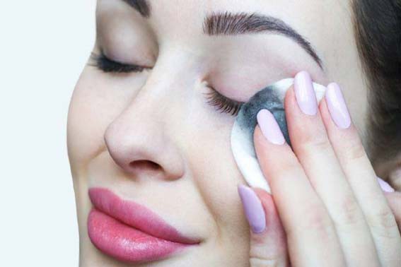 मेकअप हटाने में रखें सावधानियां मेकअप हटाने में रखें सावधानियां