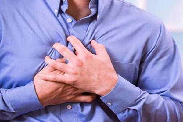 छाती में दर्द को न करें नजरअंदाज छाती में दर्द को न करें नजरअंदाज