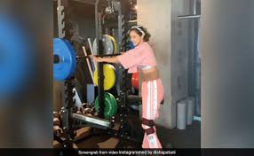 60 किग्रा वजन उठाकर दिशा ने किया वर्कआउट -फैंस उनकी तारीफें करते नहीं थक रहे 60 किग्रा वजन उठाकर दिशा ने किया वर्कआउट -फैंस उनकी तारीफें करते नहीं थक रहे