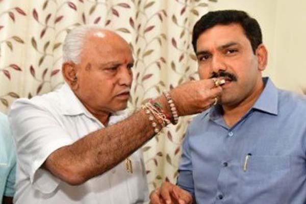 टीवी चैनल के स्टिंग ऑपरेशन के बाद येदियुरप्पा के बेटे पर रिश्वत के आरोप, कांग्रेस ने इस्तीफा माँगा टीवी चैनल के स्टिंग ऑपरेशन के बाद येदियुरप्पा के बेटे पर रिश्वत के आरोप, कांग्रेस ने इस्तीफा माँगा