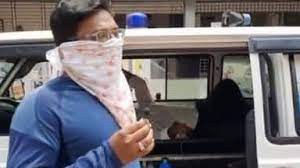 एंबुलेंस में बुजुर्ग पिता को कोरोना से तड़पता देख लाचार बेटे ने लगाई गुहार एंबुलेंस में बुजुर्ग पिता को कोरोना से तड़पता देख लाचार बेटे ने लगाई गुहार