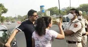 बीच सड़क पुलिस वालों से भिड़ी महिला, वीडीओ वायरल बीच सड़क पुलिस वालों से भिड़ी महिला, वीडीओ वायरल