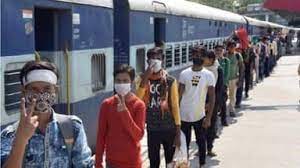पाबंदियों के साथ ही शुरू अफवाहों का दौर पलायन करने की तैयारी में मजदूर पाबंदियों के साथ ही शुरू अफवाहों का दौर पलायन करने की तैयारी में मजदूर