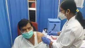 अखिलेश ने कोरोना वैक्सीन पर उठाया था सवाल चाचा शिवपाल ने लगवाया टीका अखिलेश ने कोरोना वैक्सीन पर उठाया था सवाल चाचा शिवपाल ने लगवाया टीका