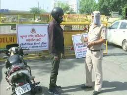 दिल्ली में वीकेंड कर्फ्यू के पहले दिन सख्त दिखी पुलिस हर वाहन की चेकिंग दिल्ली में वीकेंड कर्फ्यू के पहले दिन सख्त दिखी पुलिस हर वाहन की चेकिंग