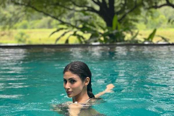 पूल के किनारे इंजॉय करती नजर आईं मौनी रॉय, प्रिंटेड बिकीनी में दिखा बोल्ड अंदाज पूल के किनारे इंजॉय करती नजर आईं मौनी रॉय, प्रिंटेड बिकीनी में दिखा बोल्ड अंदाज