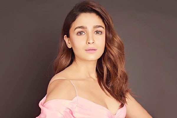 आलिया भाटिया ने गुड मॉर्निंग का जवाब नहीं दिया और बढ़कर अपनी कार में बैठ गईं -पैपराजी के साथ रूड होने पर ट्रोल हुईं आलिया भट्ट, वीडियो देख लोग बोले- घमंडी लड़की आलिया भाटिया ने गुड मॉर्निंग का जवाब नहीं दिया और बढ़कर अपनी कार में बैठ गईं -पैपराजी के साथ रूड होने पर ट्रोल हुईं आलिया भट्ट, वीडियो देख लोग बोले- घमंडी लड़की