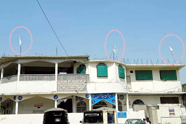 पाक में तालिबान की दस्तक, इस्लामाबाद के मदरसे में फहराया गया आतंकियों का झंडा -अफगानी लोग बोले- पाकिस्तान भी टूटकर बिखरेगा पाक में तालिबान की दस्तक, इस्लामाबाद के मदरसे में फहराया गया आतंकियों का झंडा -अफगानी लोग बोले- पाकिस्तान भी टूटकर बिखरेगा