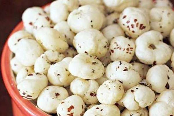 मखाने वजन कम करने वालों के लिए फायदेमंद -मखाना प्रोटीन और फाइबर का एक समृद्ध स्रोत मखाने वजन कम करने वालों के लिए फायदेमंद -मखाना प्रोटीन और फाइबर का एक समृद्ध स्रोत