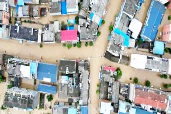 भारी बारिश और बाढ़ से मध्य चीन में कोहराम, हुबेई प्रांत में 21 लोगों की मौत, 4 लापता भारी बारिश और बाढ़ से मध्य चीन में कोहराम, हुबेई प्रांत में 21 लोगों की मौत, 4 लापता