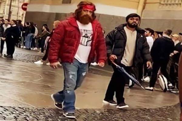 ब्राउन दाढ़ी और लंबे बालों में पहचानना मुश्किल, 'टाइगर-3' के सेट से वायरल हुआ सलमान का फर्स्ट लुक ब्राउन दाढ़ी और लंबे बालों में पहचानना मुश्किल, 'टाइगर-3' के सेट से वायरल हुआ सलमान का फर्स्ट लुक