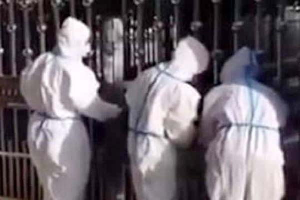 चीन में बढ़े डेल्टा वेरिएंट के मामले, लोहे की छड़े रखकर लोगों को घर में किया जा रहा कैंद चीन में बढ़े डेल्टा वेरिएंट के मामले, लोहे की छड़े रखकर लोगों को घर में किया जा रहा कैंद