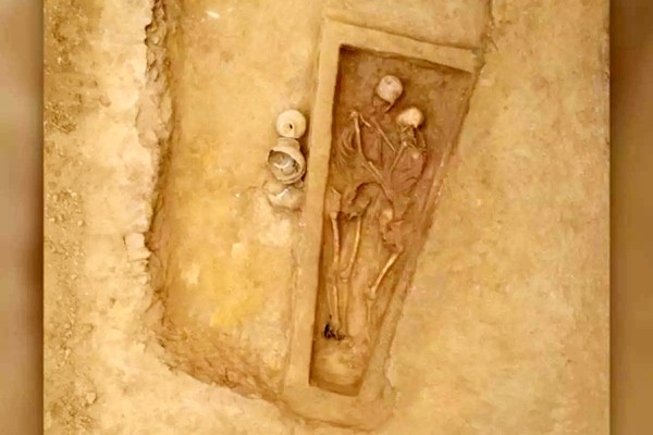 एक-दूसरे को गले लगाए मिला सैकडों साल पुराना कंकाल -1500 साल पहले उत्तरी चीन में दफनाया जाने का किया जा रहा दावा एक-दूसरे को गले लगाए मिला सैकडों साल पुराना कंकाल -1500 साल पहले उत्तरी चीन में दफनाया जाने का किया जा रहा दावा