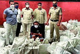 नकली कॉस्मेटिक बनाने की फैक्टरी का पर्दाफाश नकली कॉस्मेटिक बनाने की फैक्टरी का पर्दाफाश