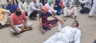 अंबाला में जीटी रोड जाम कर रहे 50 किसान हिरासत में लिए गए तलवारें और लाठियां बरामद अंबाला में जीटी रोड जाम कर रहे 50 किसान हिरासत में लिए गए तलवारें और लाठियां बरामद
