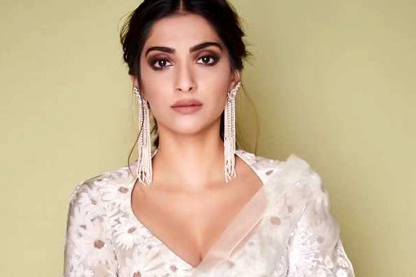 सोनम कपूर ने 'भाग मिल्खा भाग’ में सिर्फ 11 रुपये में किया था काम : राकेश ओमप्रकाश मेहरा सोनम कपूर ने 'भाग मिल्खा भाग’ में सिर्फ 11 रुपये में किया था काम : राकेश ओमप्रकाश मेहरा