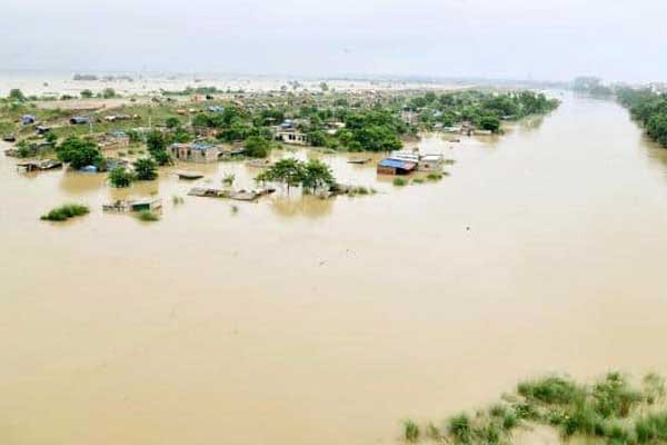 बक्सर से कहलगांव तक गंगा ने धारण किया रौद्र रूप, सोन-पुनपुन में भी उफान, निचले इलाके के घरों में घुसा पानी बक्सर से कहलगांव तक गंगा ने धारण किया रौद्र रूप, सोन-पुनपुन में भी उफान, निचले इलाके के घरों में घुसा पानी