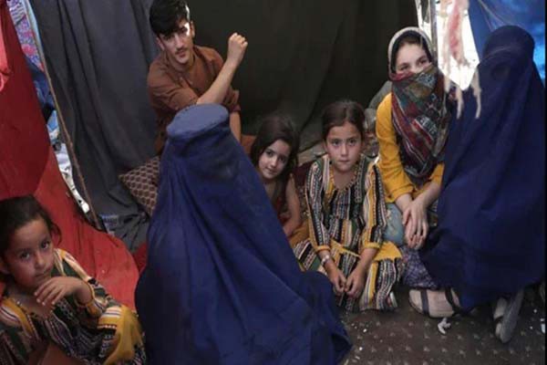 तालिबान के खौफ से डरी महिलाए एक सप्ताह से सुरक्षित स्थानों से बाहर नहीं निकाली तालिबान के खौफ से डरी महिलाए एक सप्ताह से सुरक्षित स्थानों से बाहर नहीं निकाली