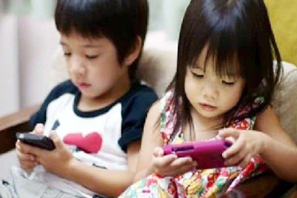 बच्चों को बीमार बना रहे गैजेट्स बच्चों को बीमार बना रहे गैजेट्स