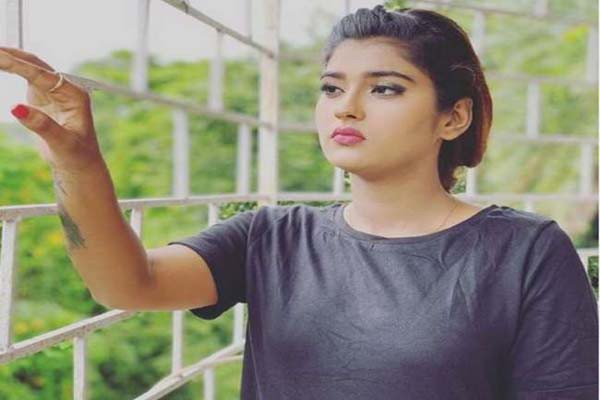 आकांक्षा दुबे की अदाओं ने लूटा फैंस का दिल! -पवन सिंह के गाने 'बारिश बन जाना' पर किया है बेहतरीन डांस आकांक्षा दुबे की अदाओं ने लूटा फैंस का दिल! -पवन सिंह के गाने 'बारिश बन जाना' पर किया है बेहतरीन डांस