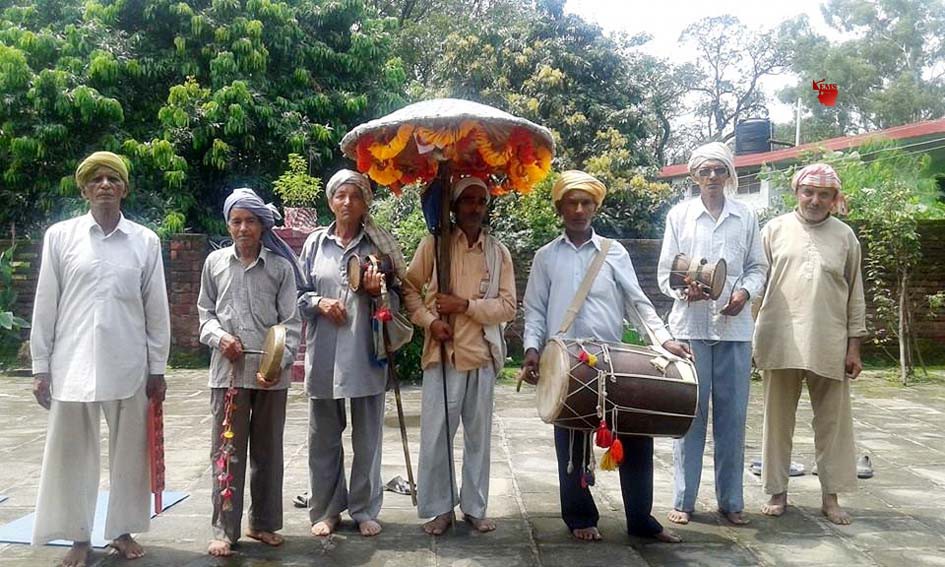 हिमाचल व राजस्थान के लोक देवता हैं गुग्गा जाहरवीर - मंडलियां नंगे पांव करती हैं घर घर जाकर गुग्गा जाहरवीर का गुणगान हिमाचल व राजस्थान के लोक देवता हैं गुग्गा जाहरवीर - मंडलियां नंगे पांव करती हैं घर घर जाकर गुग्गा जाहरवीर का गुणगान