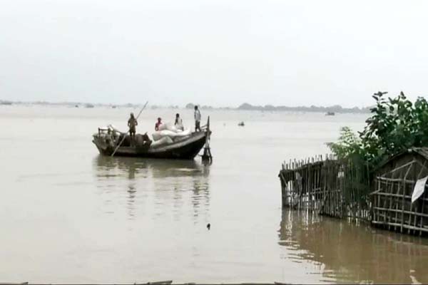 बिहार 15 जिलों पर जारी है बाढ़ का कहर, खतरे के निशान से ऊपर बह रही हैं 11 नदियां