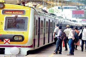 मुंबई में कोरोना वैक्सीन लगवा चुके लोगों को लोकल ट्रेन में चलने सशर्त इजाजत