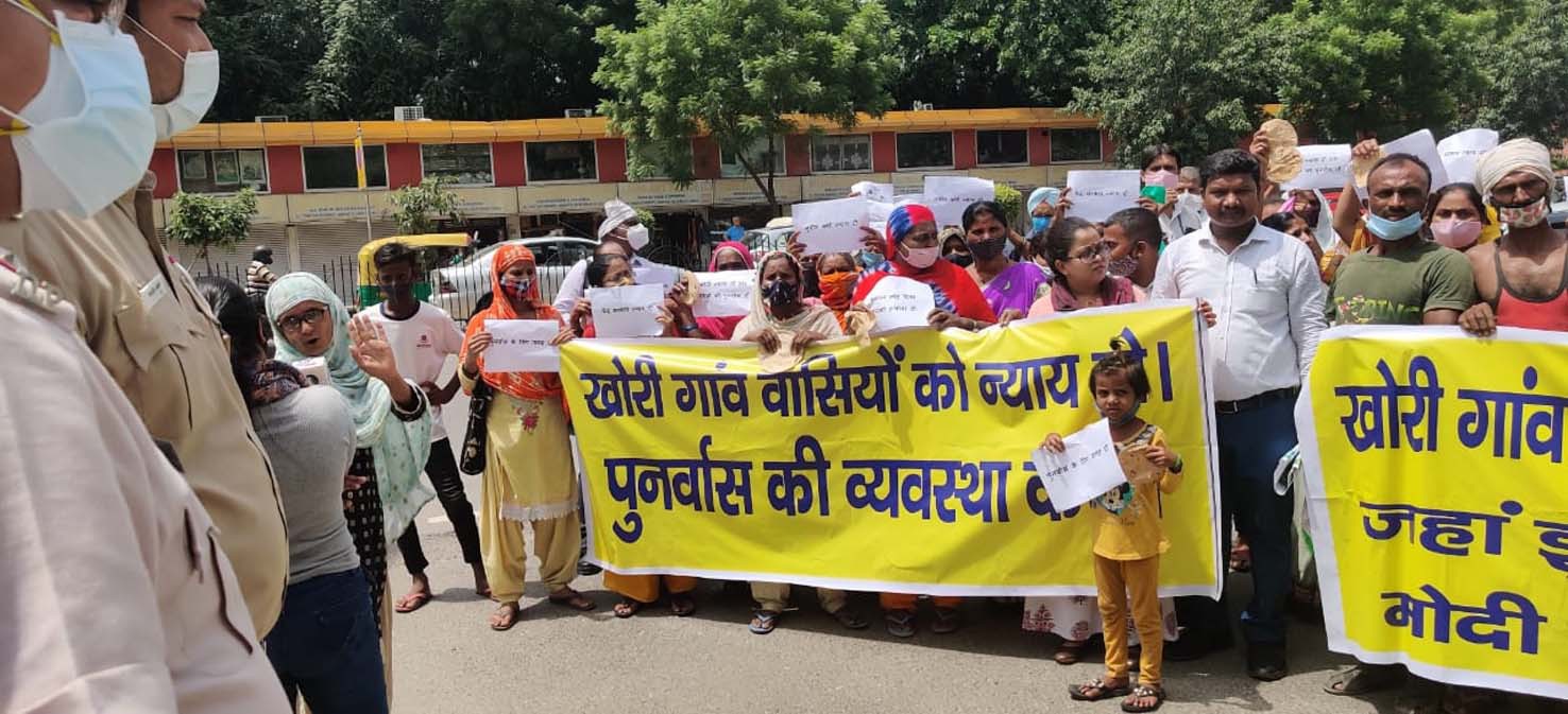 खोरी गांव वासियों की अर्धनगन होकर रोटी यात्रा खोरी गांव वासियों की अर्धनगन होकर रोटी यात्रा