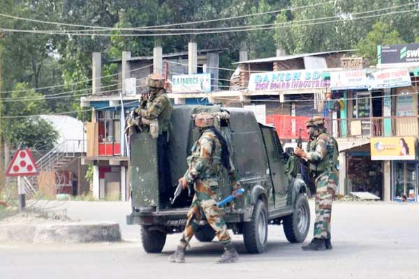 कुलगाम में बीएसएफ टुकड़ी पर हमला, जवाबी कार्रवाई में एक आतंकी ढेर, दो सुरक्षाकर्मियों समेत 4 घायल कुलगाम में बीएसएफ टुकड़ी पर हमला, जवाबी कार्रवाई में एक आतंकी ढेर, दो सुरक्षाकर्मियों समेत 4 घायल