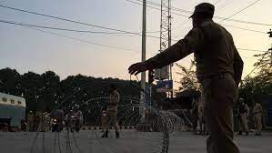 शिलांग में कल की हिंसा के बीच कथित रूप से हथियारों को छोड़ने वाले पुलिस कर्मी निलंबित शिलांग में कल की हिंसा के बीच कथित रूप से हथियारों को छोड़ने वाले पुलिस कर्मी निलंबित