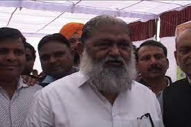 नीरज के माता पिता के पैर छूकर रो पड़े हरियाणा गृहमंत्री विज, कहा आपके बेटे ने देश का मान बढ़ाया नीरज के माता पिता के पैर छूकर रो पड़े हरियाणा गृहमंत्री विज, कहा आपके बेटे ने देश का मान बढ़ाया