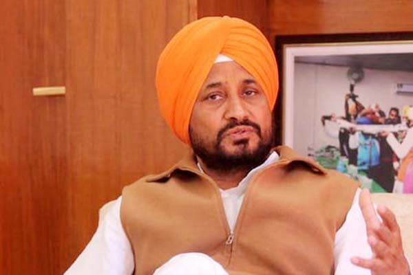 पंजाब- सीएम चन्नी की मानवीयता, घायल पुलिसकर्मी को दौड़कर उठाया पंजाब- सीएम चन्नी की मानवीयता, घायल पुलिसकर्मी को दौड़कर उठाया