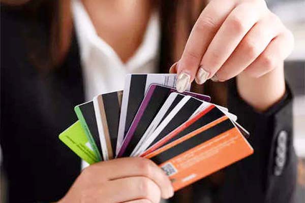 सावधानी से करें क्रेडिट कार्ड का इस्तेमाल, वरना बन जाएगा जी का जंजाल सावधानी से करें क्रेडिट कार्ड का इस्तेमाल, वरना बन जाएगा जी का जंजाल