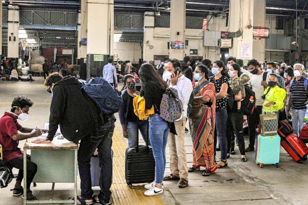 भारत में तीसरी लहर की आहट? मूल वायरस के मुकाबले 318 प्रतिशत तेज गति से फैल रहा ओमिक्रॉन भारत में तीसरी लहर की आहट? मूल वायरस के मुकाबले 318 प्रतिशत तेज गति से फैल रहा ओमिक्रॉन