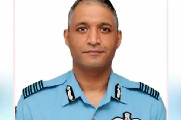 हेलिकॉप्टर में बिपिन रावत के साथ थे देवरिया के ग्रुप कैप्टन वरुण सिंह इसी साल मिला था शौर्य चक्र हेलिकॉप्टर में बिपिन रावत के साथ थे देवरिया के ग्रुप कैप्टन वरुण सिंह इसी साल मिला था शौर्य चक्र