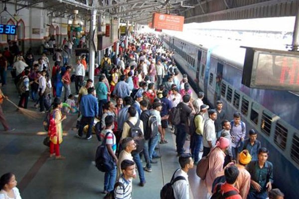 रेल यात्रियों के प्रीमियम से बीमा कंपनियां हुई मालामाल रेल यात्रियों के प्रीमियम से बीमा कंपनियां हुई मालामाल