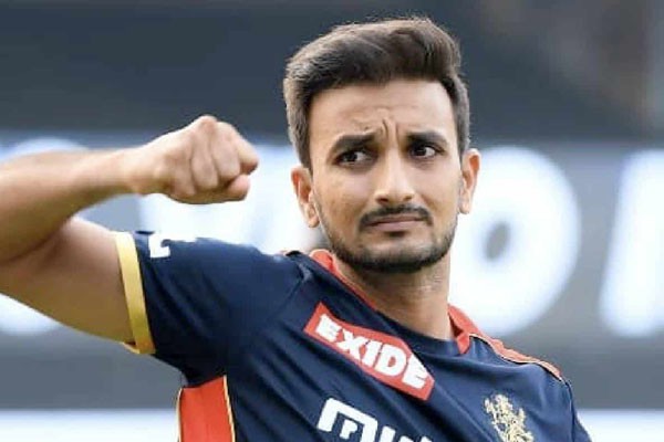 इस पूर्व तेज गेंदबाज की सलाह से हर्षल की गेंदबाजी हुई बेहतर इस पूर्व तेज गेंदबाज की सलाह से हर्षल की गेंदबाजी हुई बेहतर