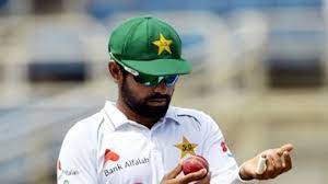  पाक कप्तान आजम ने लिया अपना पहला विकेट 