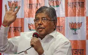 बीजेपी अध्यक्ष पाटिल ने कहा, सीएम उद्धव की तबीयत नहीं ठीक, तब पत्नी या बेटे को सीएम बना दें बीजेपी अध्यक्ष पाटिल ने कहा, सीएम उद्धव की तबीयत नहीं ठीक, तब पत्नी या बेटे को सीएम बना दें