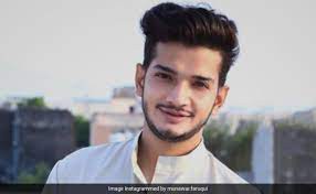 स्टैंडअप कॉमेडियन मुनव्वर फारुकी को शो से हटाया स्टैंडअप कॉमेडियन मुनव्वर फारुकी को शो से हटाया