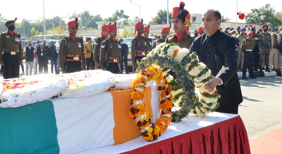 मुख्यमंत्री ने शहीद विवेक कुमार को श्रद्धांजलि अर्पित की