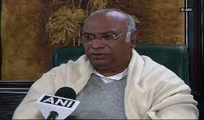 सरकार सदन नहीं चलने देना चाहती ताकि विपक्ष महंगाई और दूसरे प्रमुख मुद्दे नहीं उठाए: खड़गे सरकार सदन नहीं चलने देना चाहती ताकि विपक्ष महंगाई और दूसरे प्रमुख मुद्दे नहीं उठाए: खड़गे