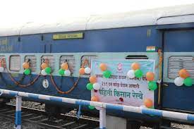 रेल राज्यमंत्री रावसाहेब पाटील ने पहली किसान रेल को दिखाई हरी झंडी रेल राज्यमंत्री रावसाहेब पाटील ने पहली किसान रेल को दिखाई हरी झंडी