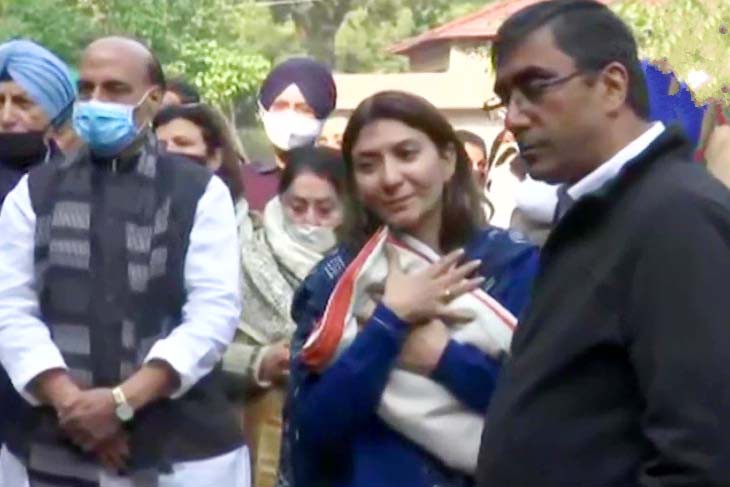 पत्नी-बेटी ने ब्रिगेडियर लिड्डर को दी विदाई, अंतिम यात्रा में शामिल हुए रक्षामंत्री राजनाथ और सेना प्रमुख पत्नी-बेटी ने ब्रिगेडियर लिड्डर को दी विदाई, अंतिम यात्रा में शामिल हुए रक्षामंत्री राजनाथ और सेना प्रमुख